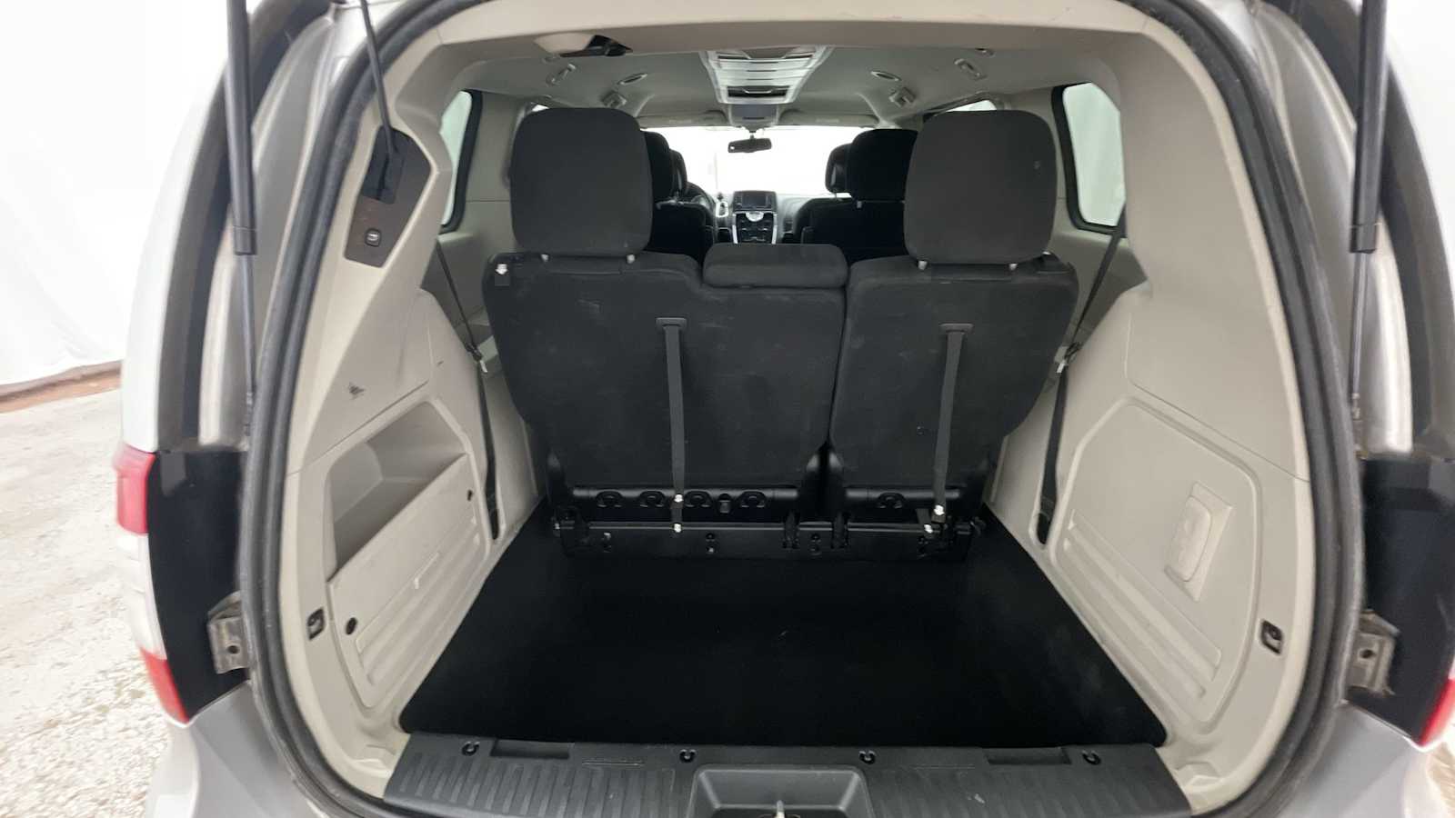 Thumbnail: 2011 Chrysler Town & Country - 26
