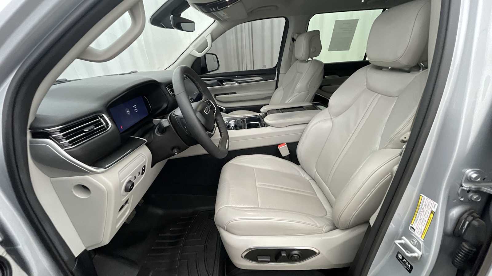 Thumbnail: 2022 Jeep Wagoneer - 6