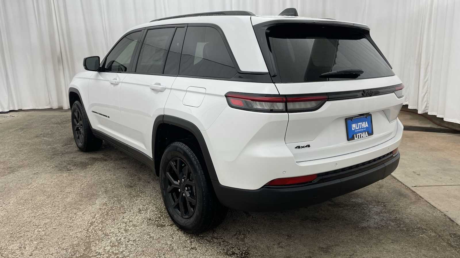 Thumbnail: 2025 Jeep Grand Cherokee - 32