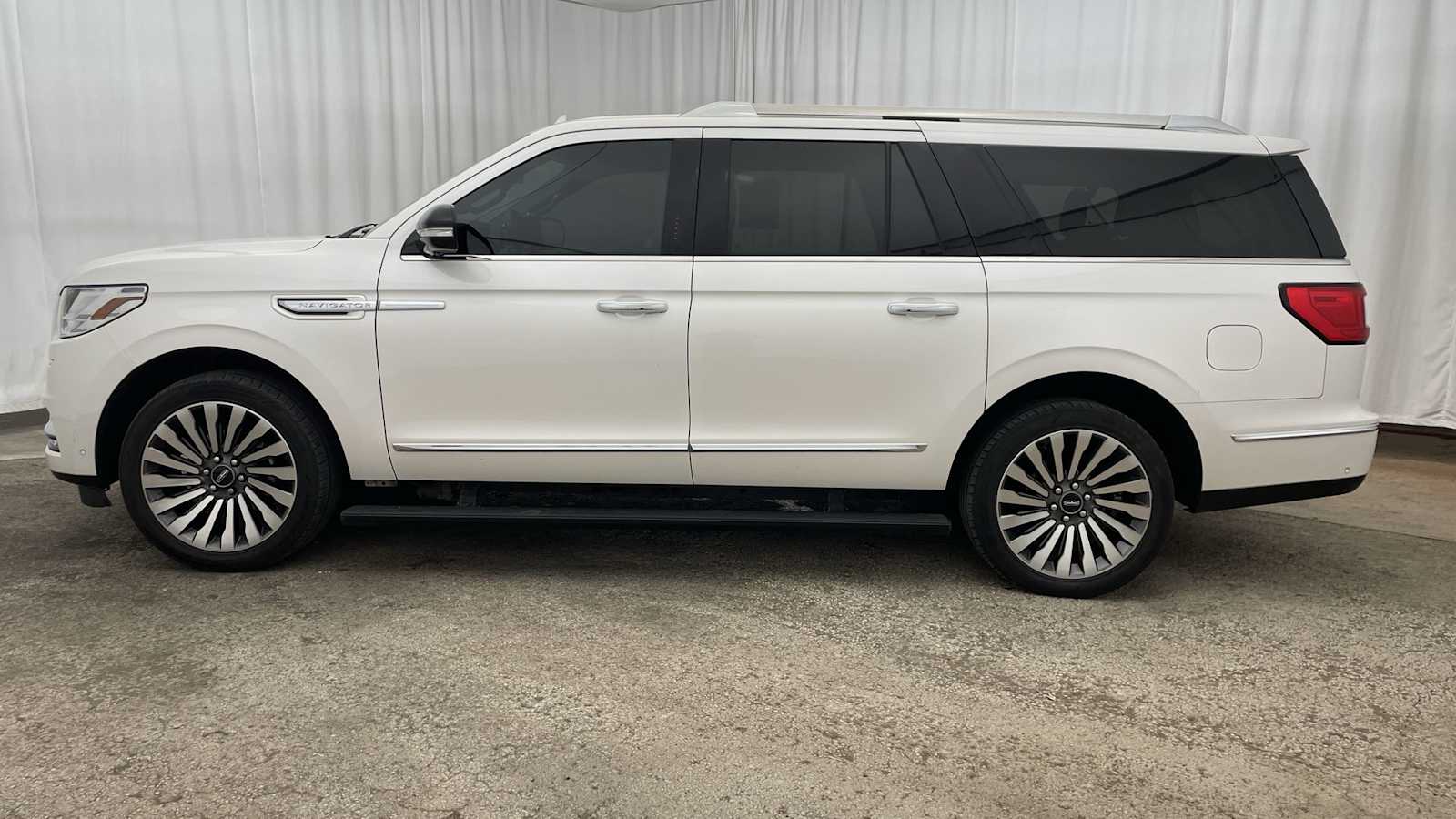 Thumbnail: 2018 Lincoln Navigator L - 36
