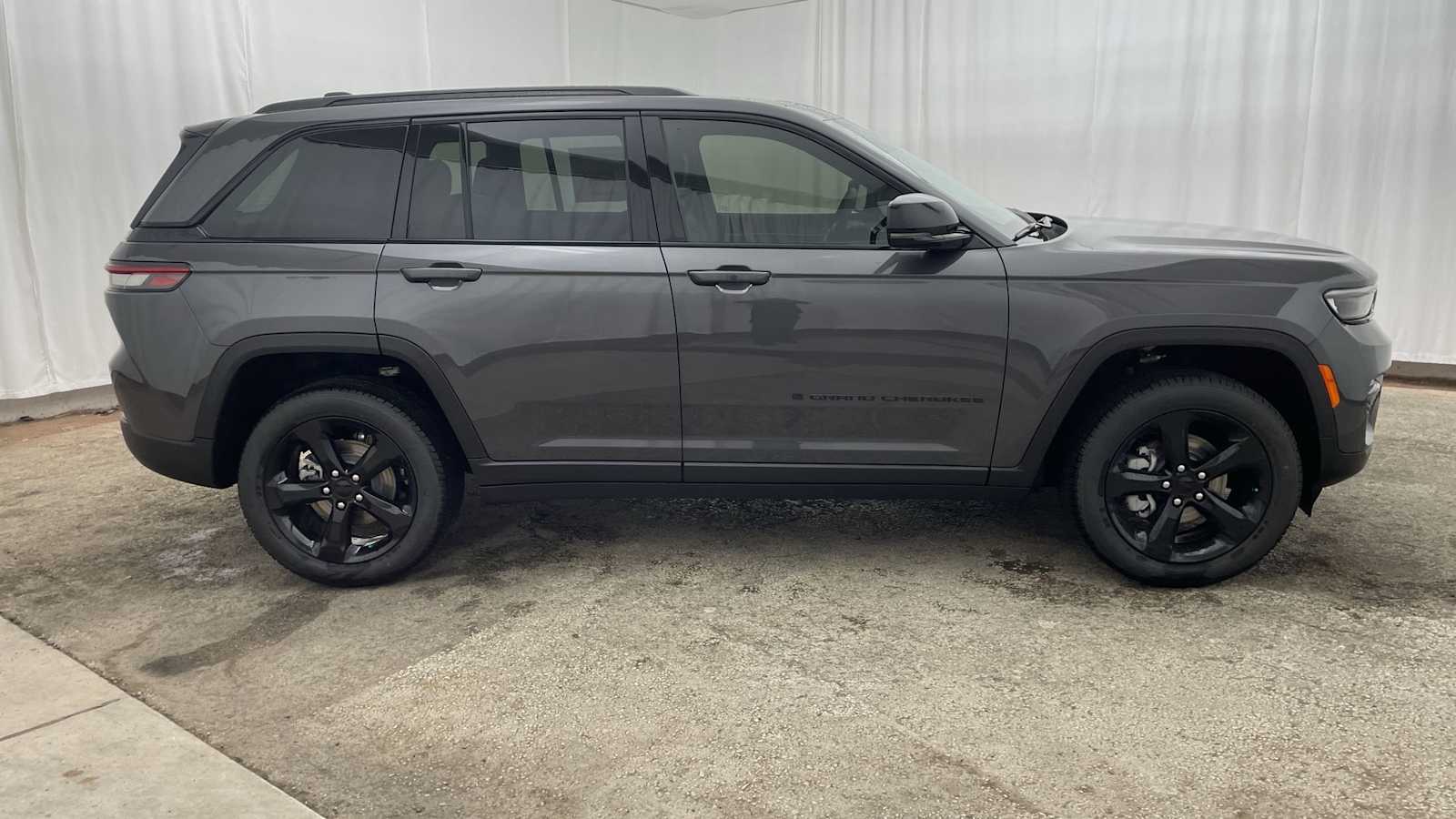 Thumbnail: 2025 Jeep Grand Cherokee - 38