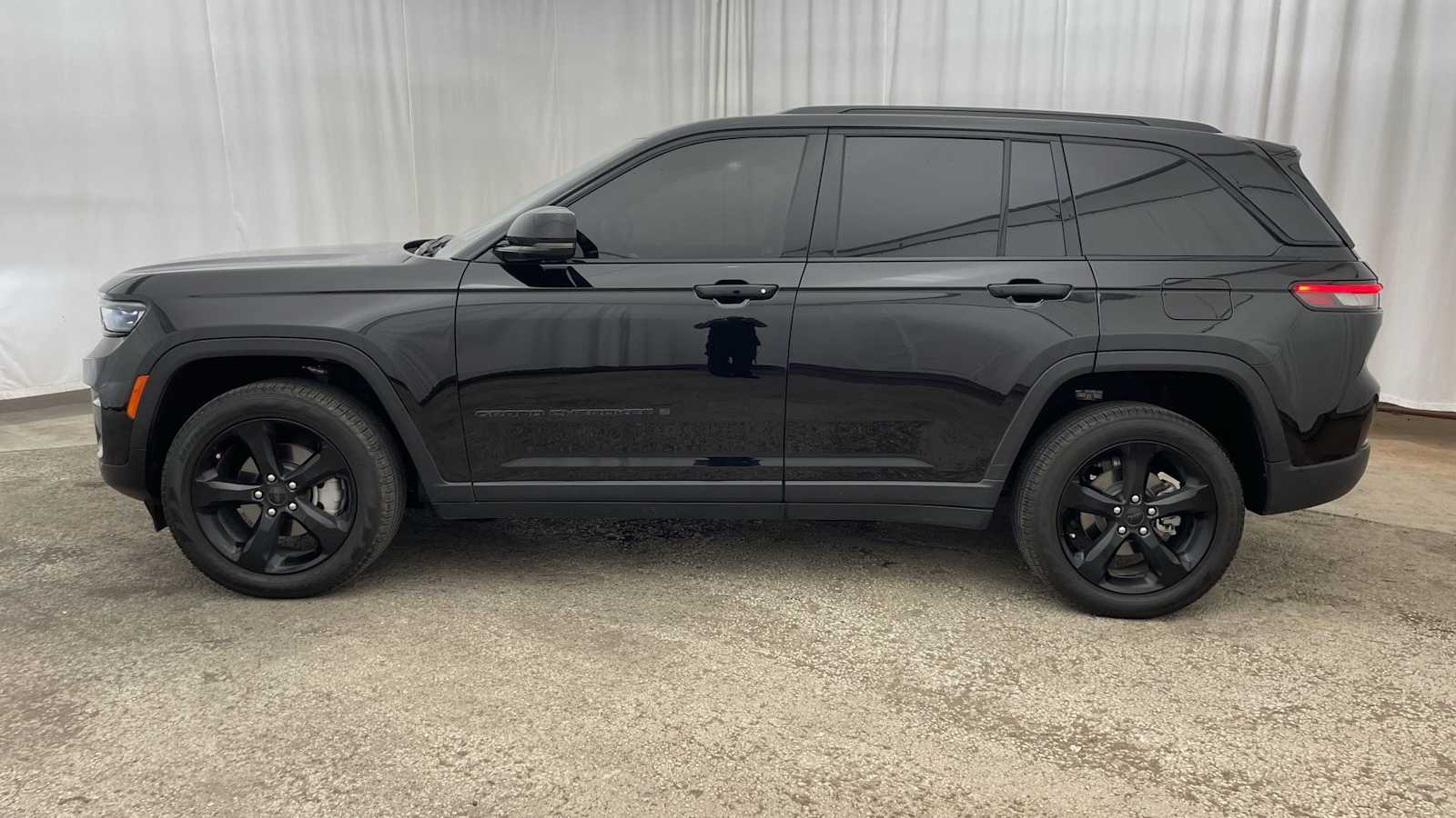 Thumbnail: 2025 Jeep Grand Cherokee - 33