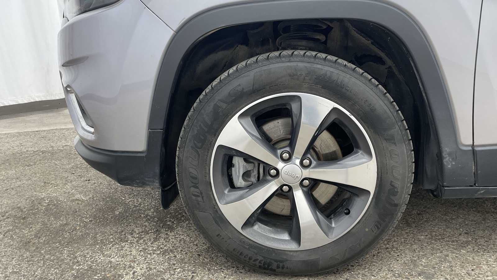 Thumbnail: 2019 Jeep Cherokee - 43