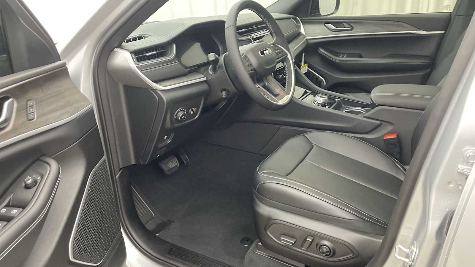 Thumbnail: 2025 Jeep Grand Cherokee - 2