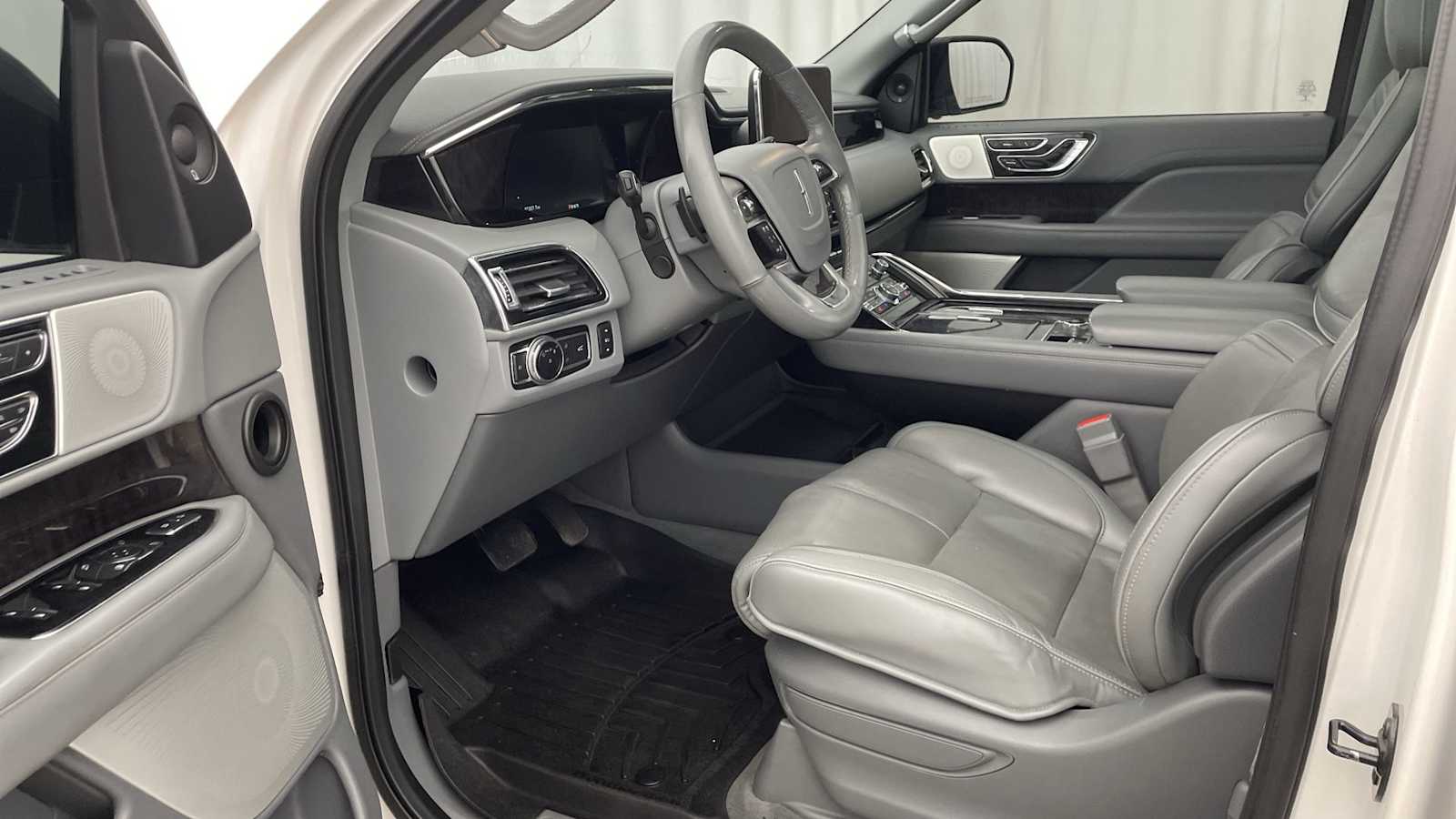 Thumbnail: 2018 Lincoln Navigator L - 2