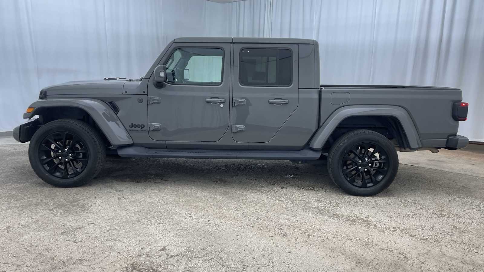 Thumbnail: 2023 Jeep Gladiator - 32