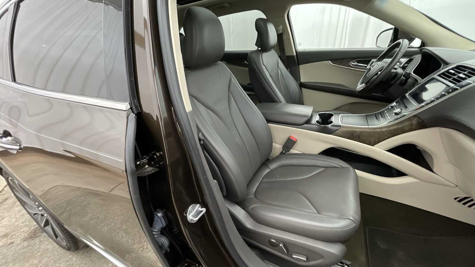 Thumbnail: 2019 Lincoln Nautilus - 13