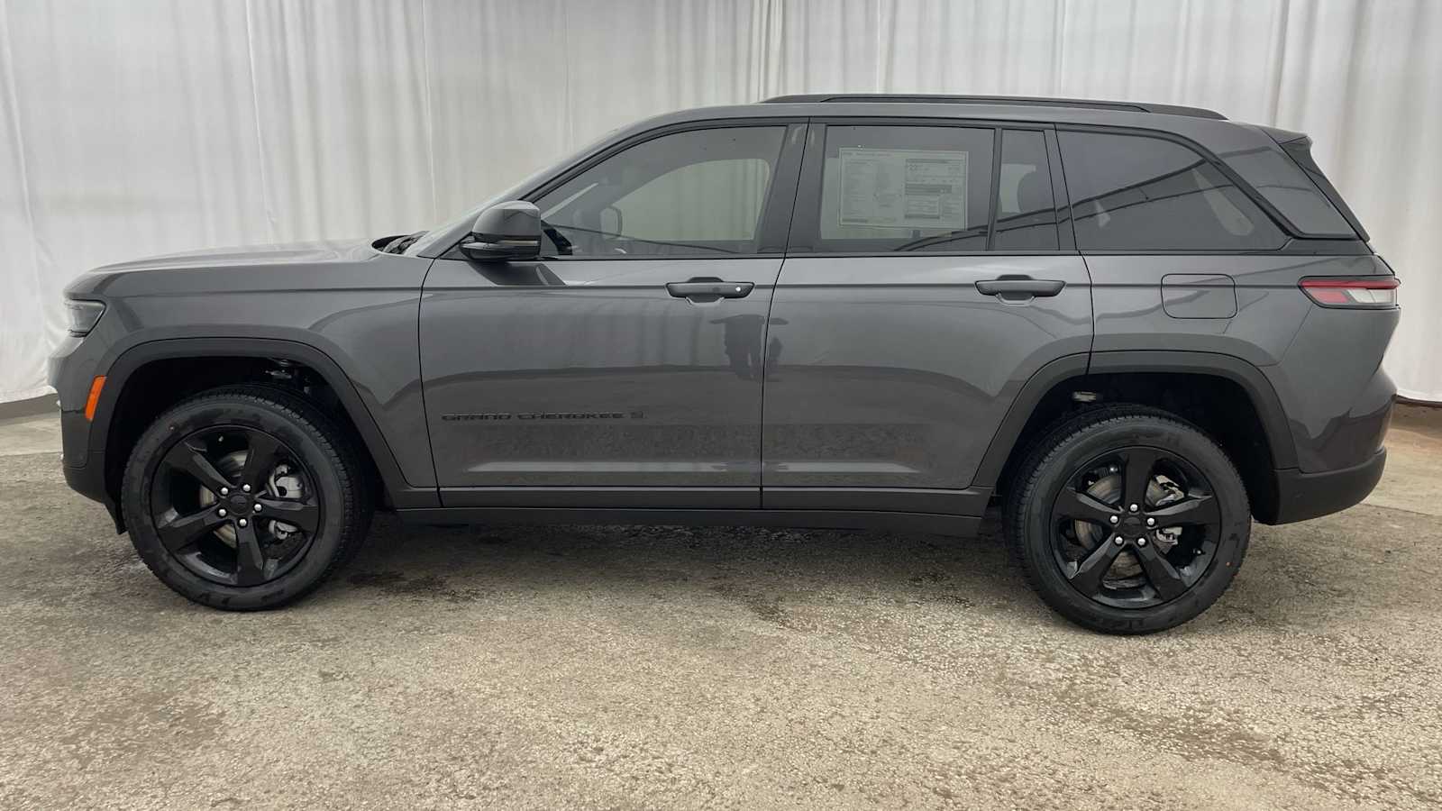 Thumbnail: 2025 Jeep Grand Cherokee - 34