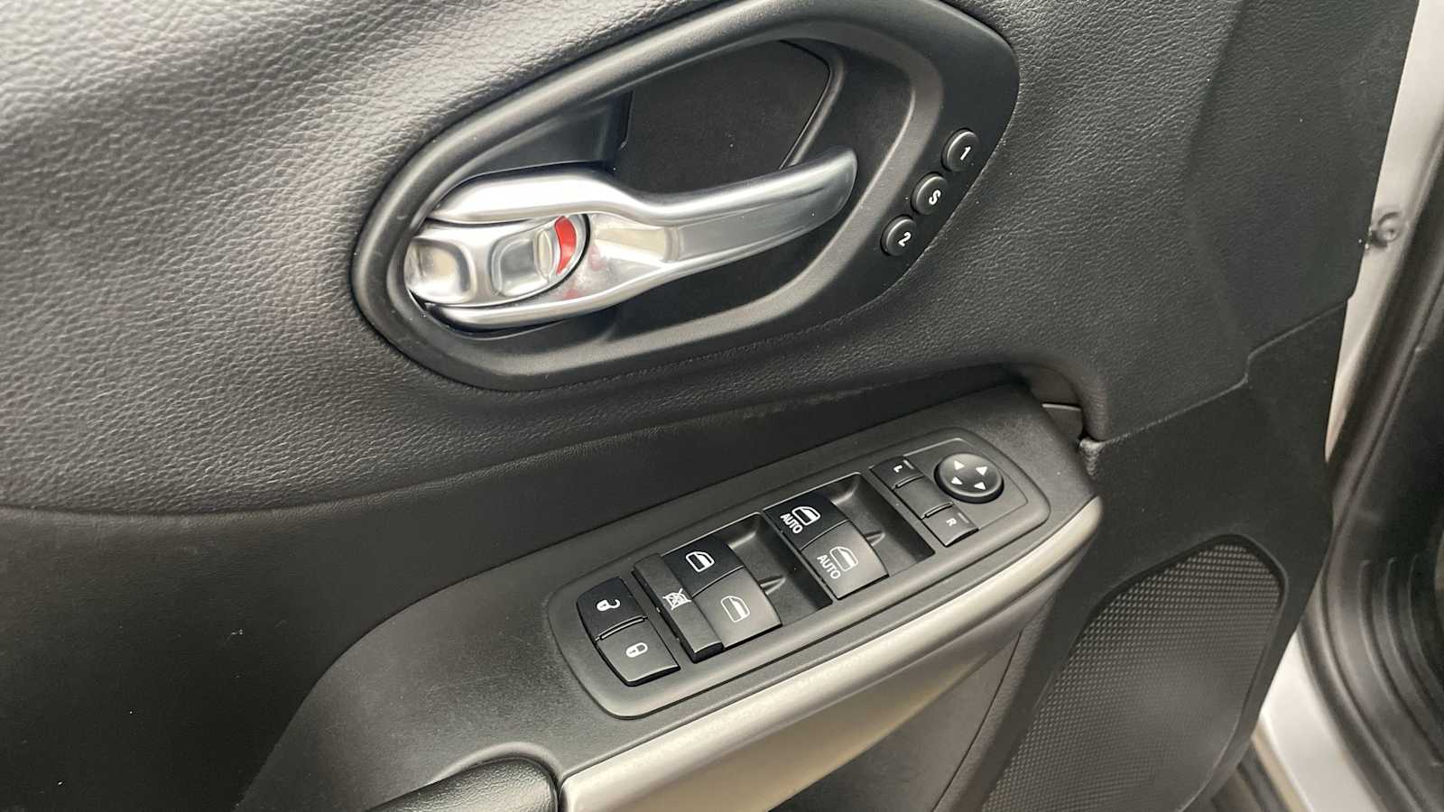 Thumbnail: 2019 Jeep Cherokee - 7