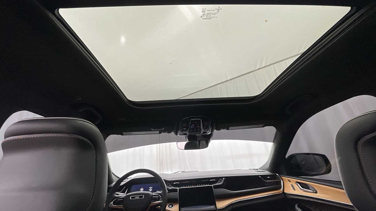 Thumbnail: 2023 Jeep Grand Cherokee - 9