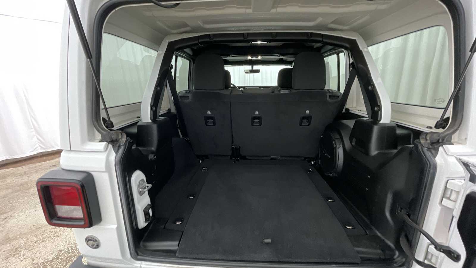 Thumbnail: 2020 Jeep Wrangler - 32