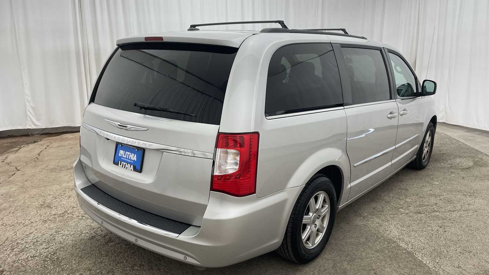 Thumbnail: 2011 Chrysler Town & Country - 30