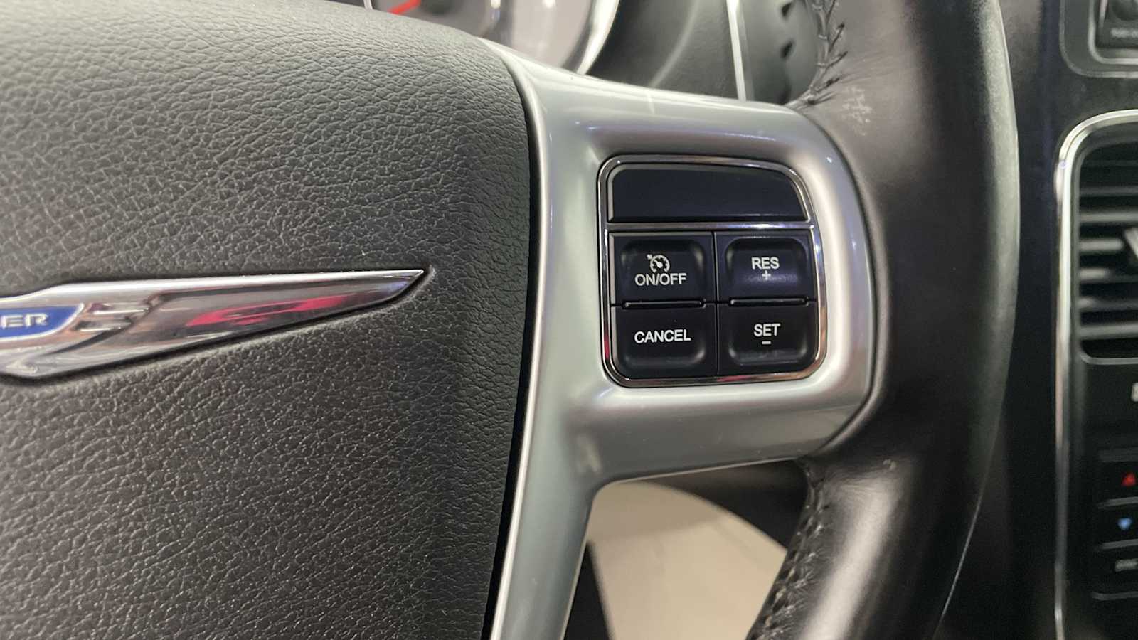 Thumbnail: 2011 Chrysler Town & Country - 14