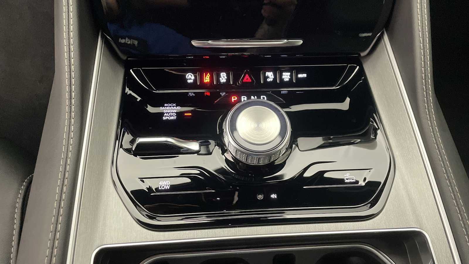 Thumbnail: 2025 Jeep Wagoneer - 21