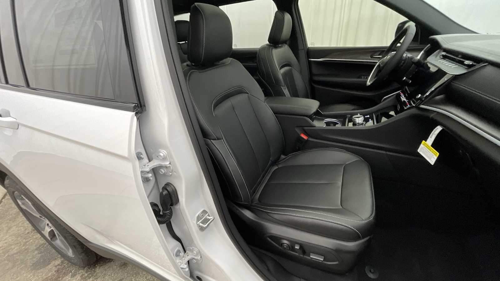 Thumbnail: 2026 Jeep Grand Cherokee - 13