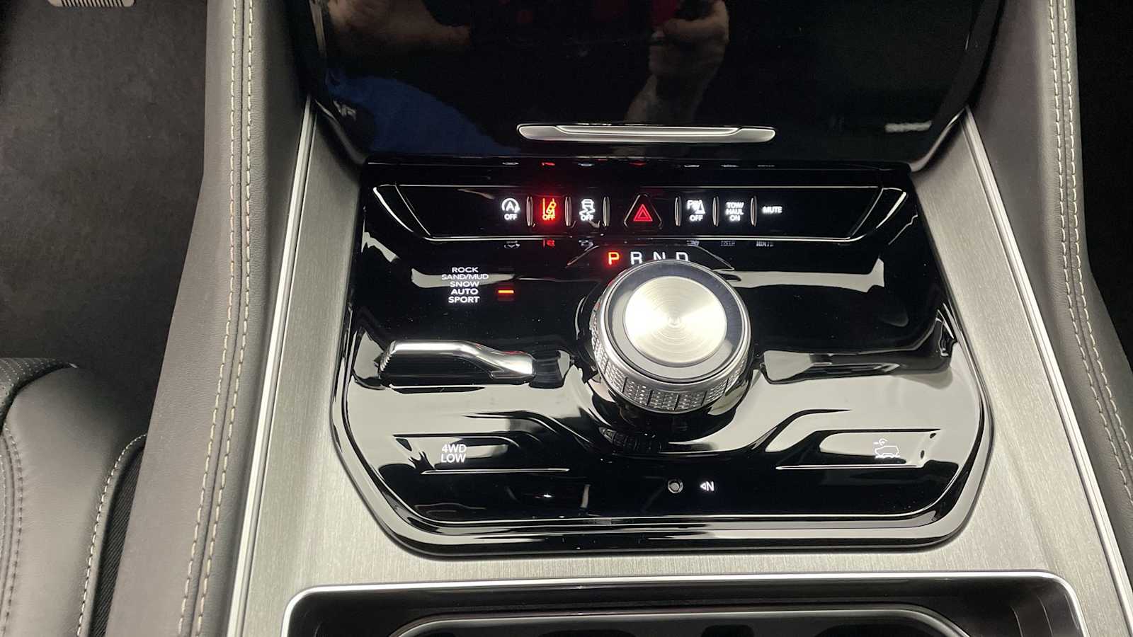 Thumbnail: 2025 Jeep Wagoneer - 23