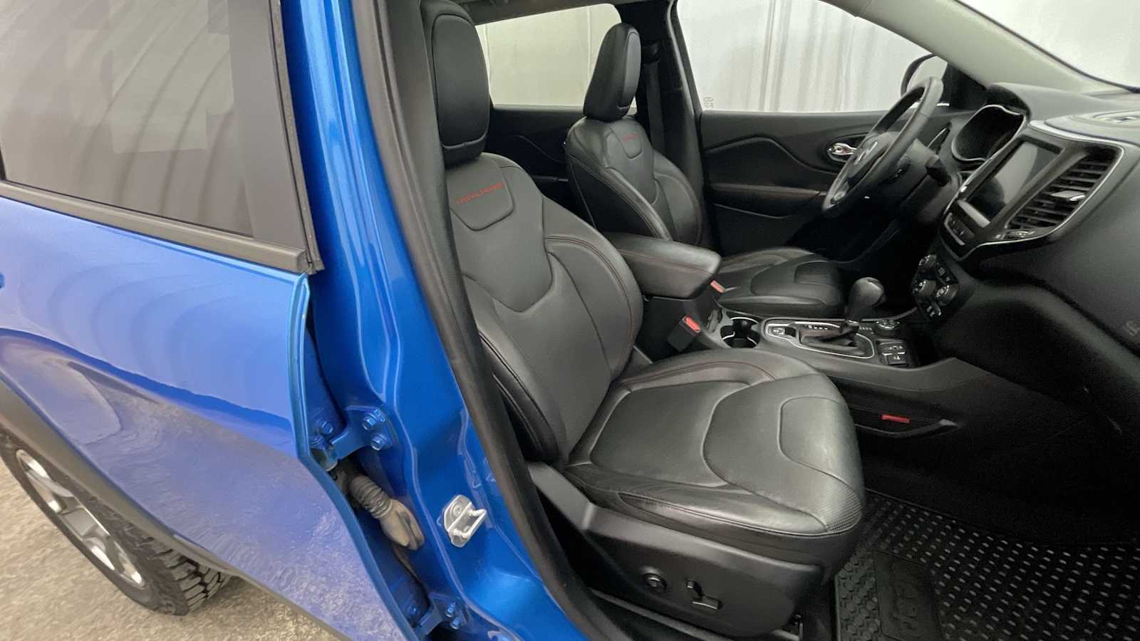 Thumbnail: 2019 Jeep Cherokee - 13