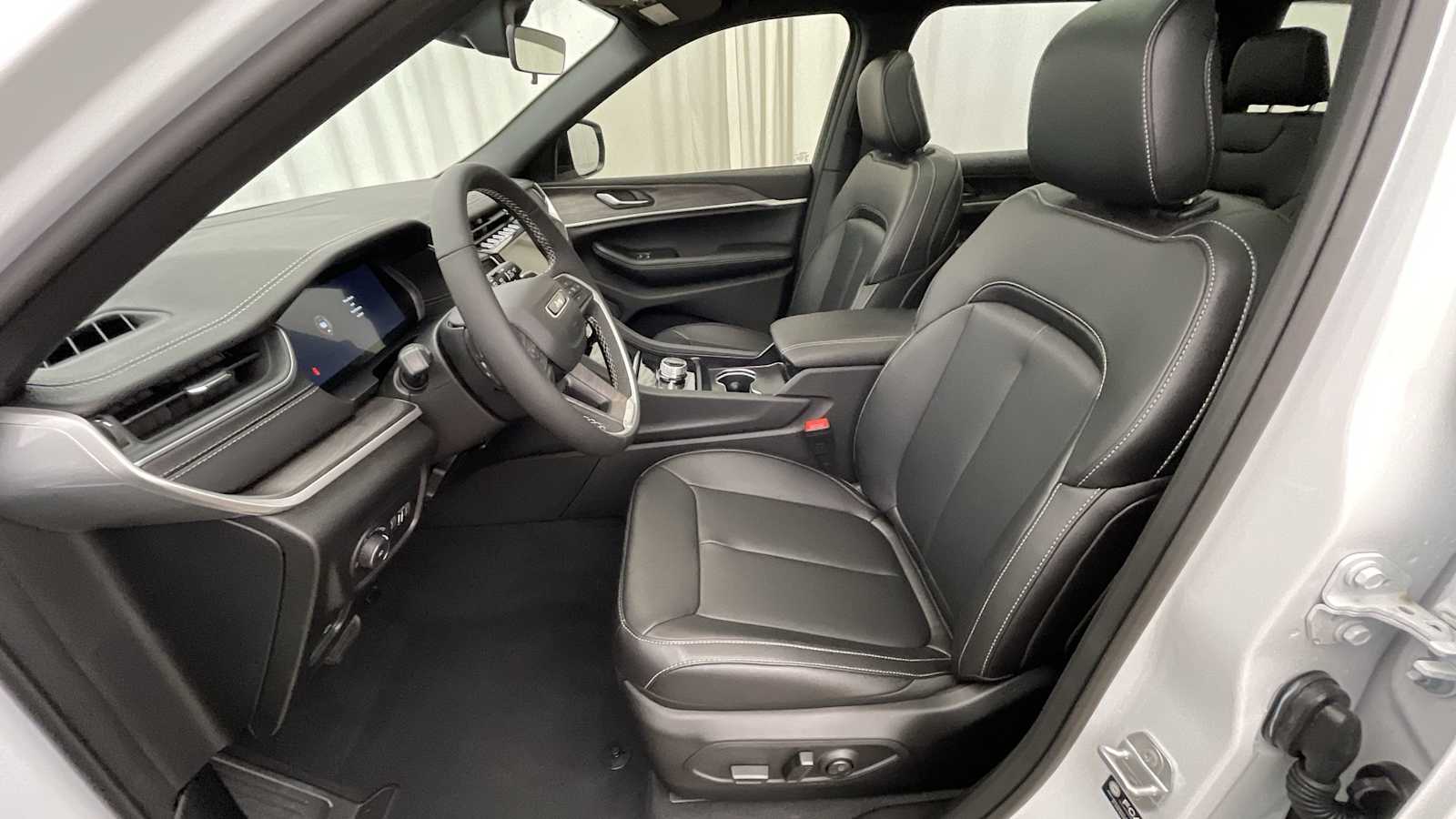 Thumbnail: 2025 Jeep Grand Cherokee - 6