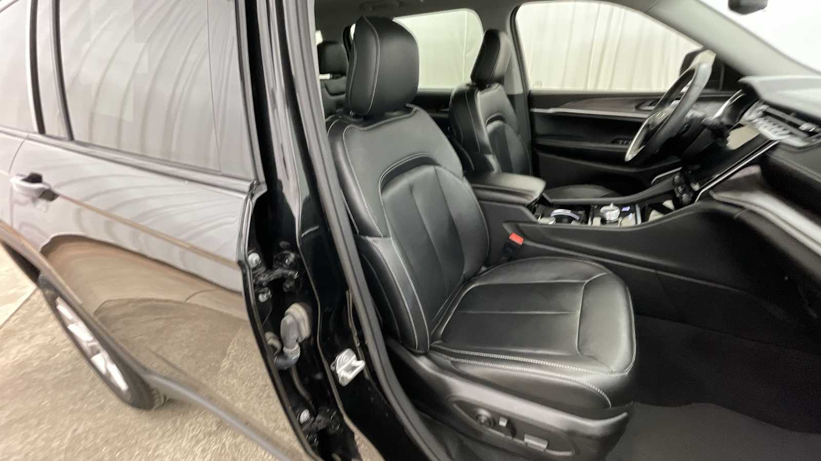 Thumbnail: 2022 Jeep Grand Cherokee - 12