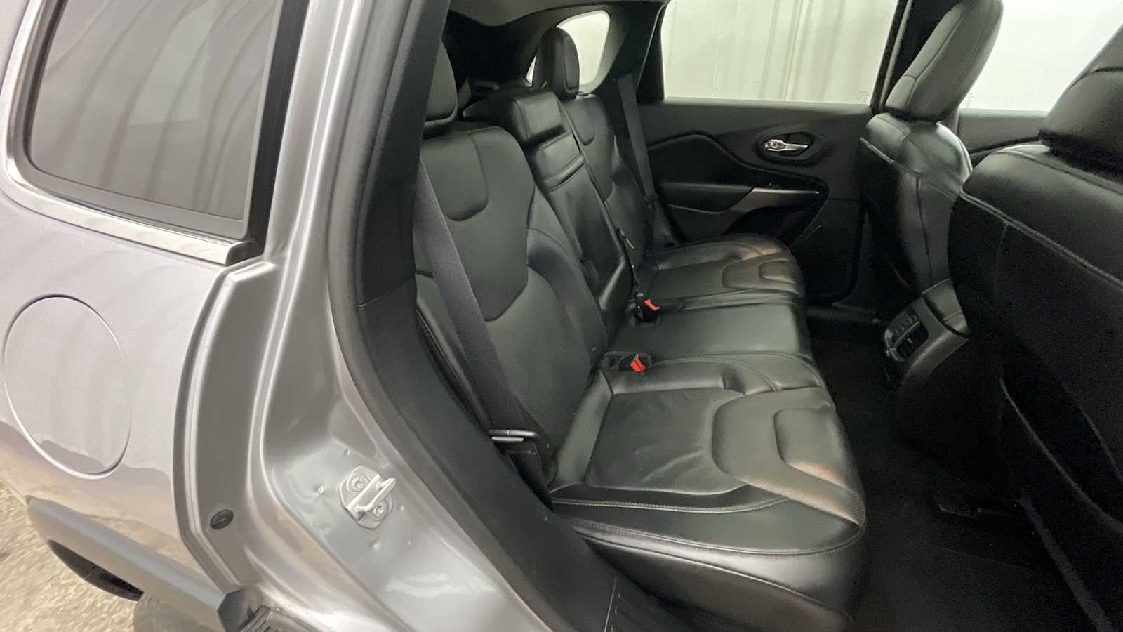 Thumbnail: 2019 Jeep Cherokee - 11