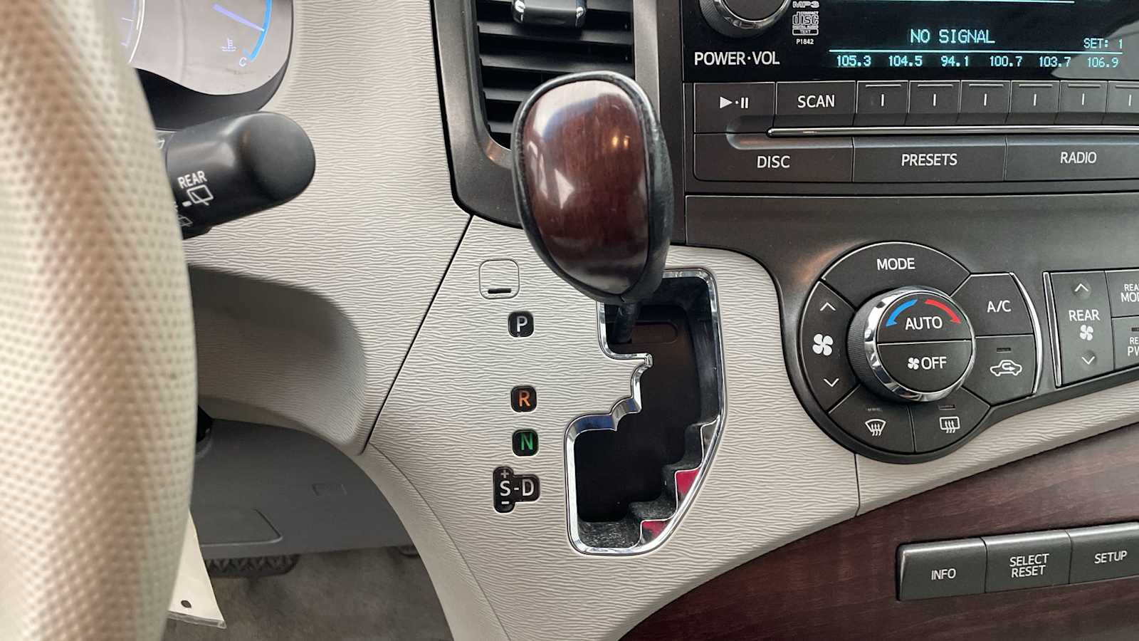 Thumbnail: 2013 Toyota Sienna - 21