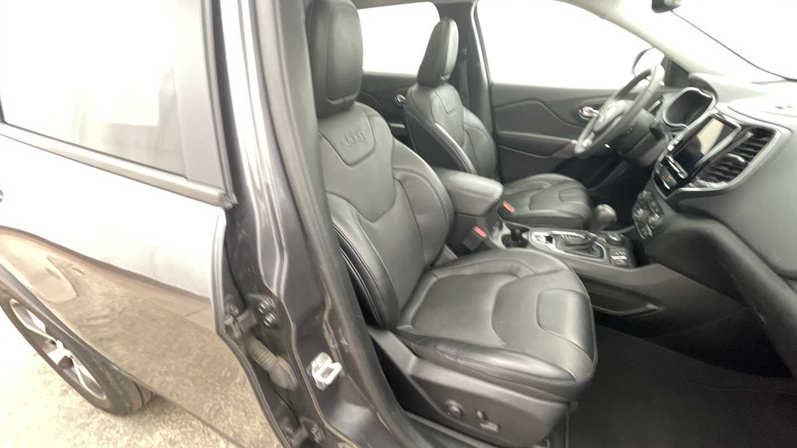 Thumbnail: 2022 Jeep Cherokee - 12