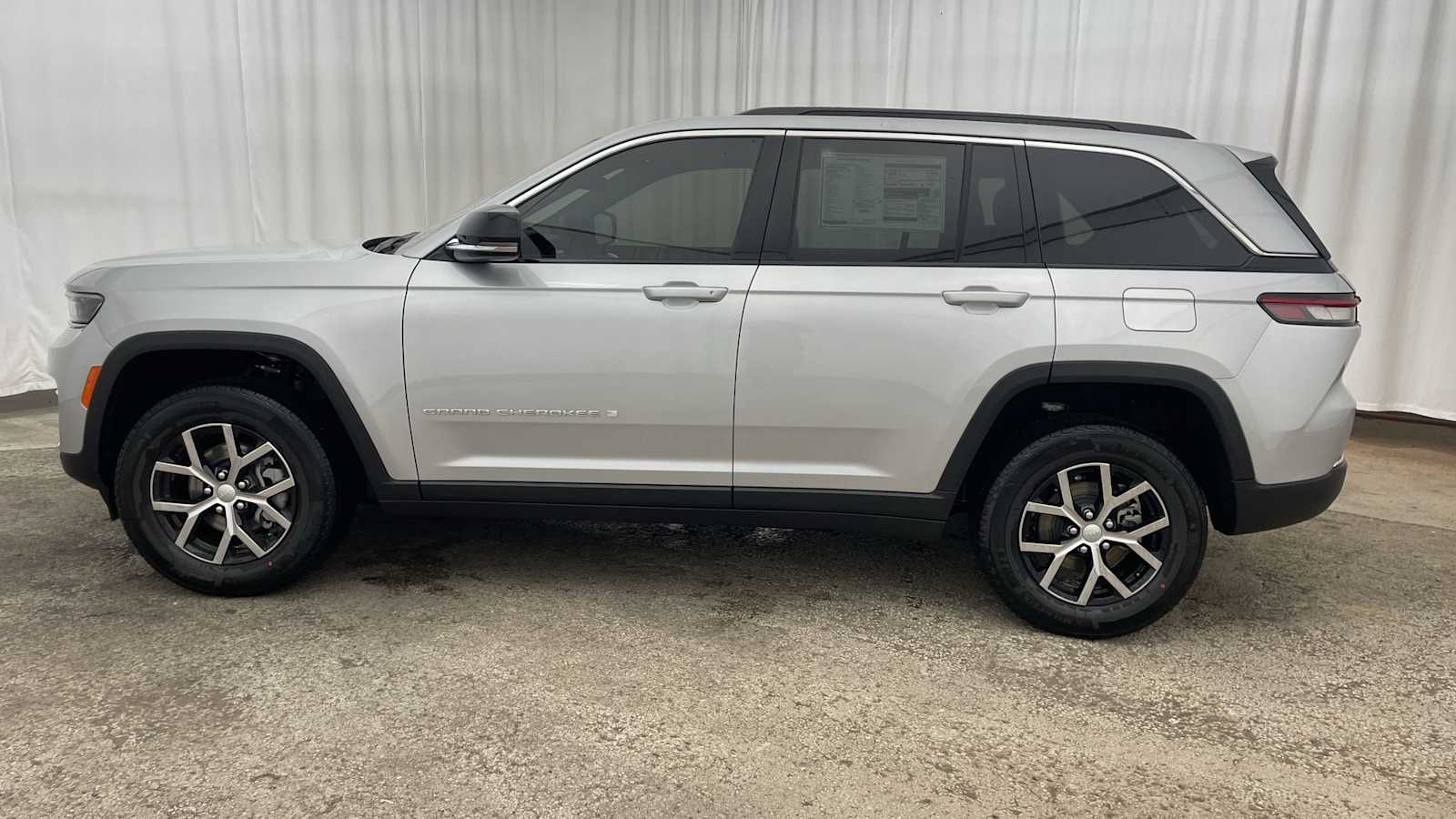 Thumbnail: 2025 Jeep Grand Cherokee - 34