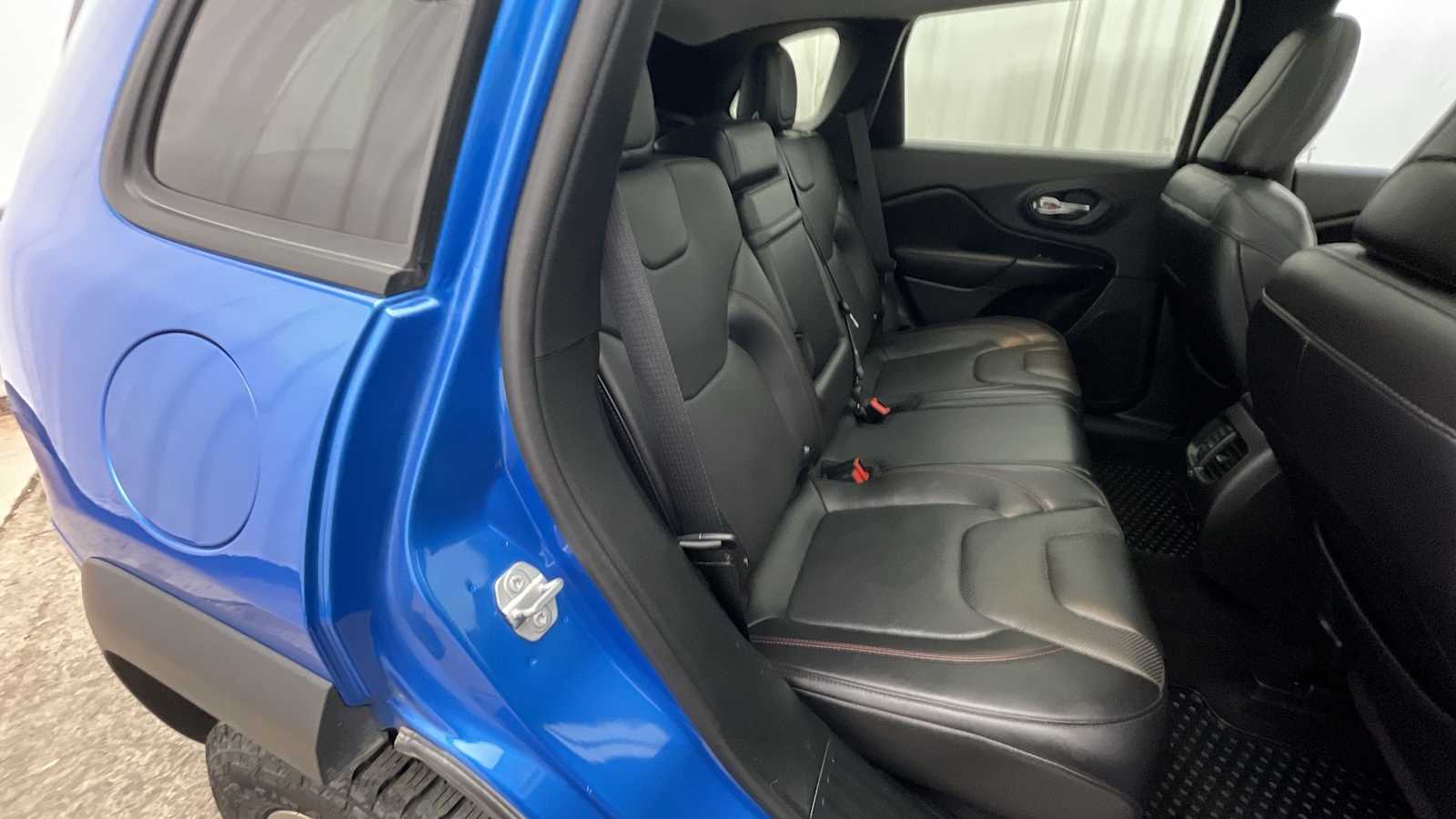 Thumbnail: 2019 Jeep Cherokee - 11