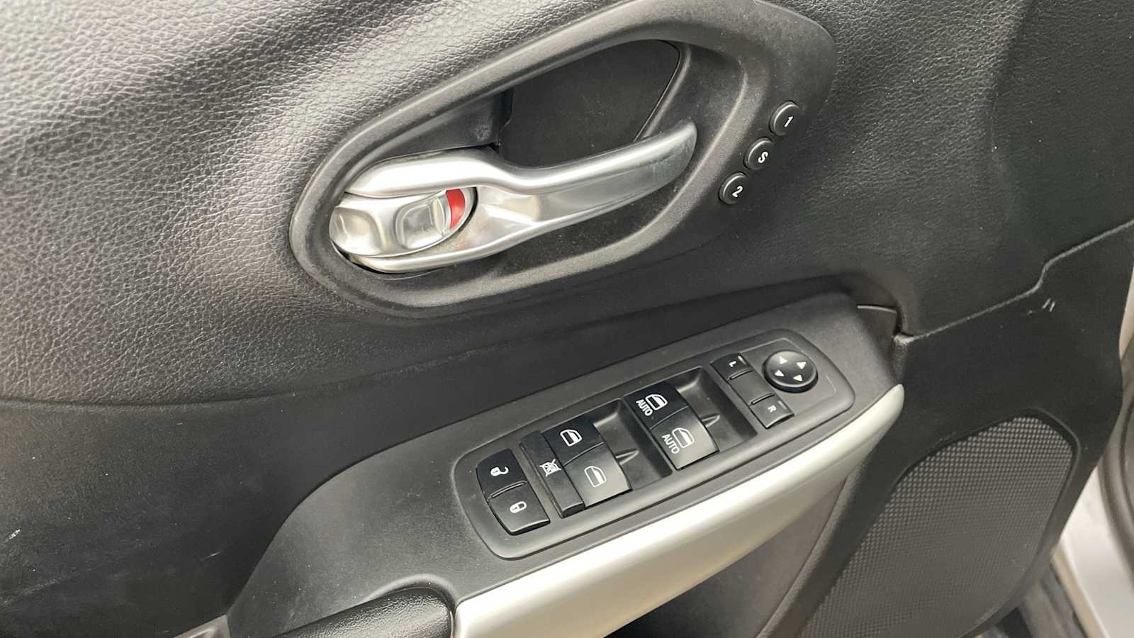 Thumbnail: 2018 Jeep Cherokee - 7