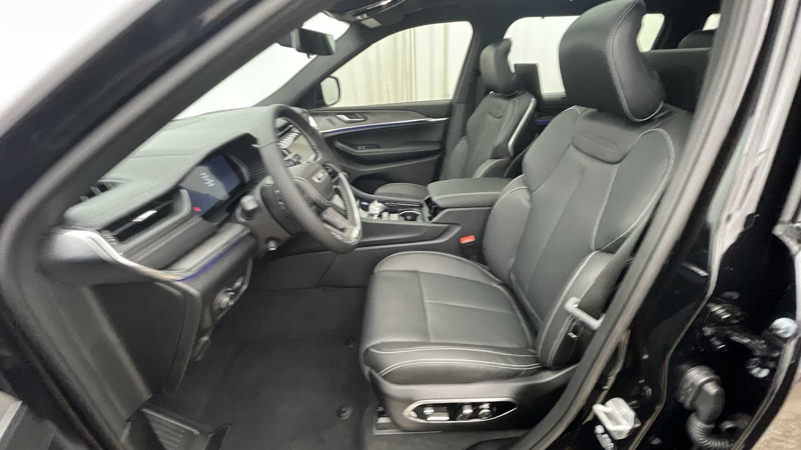 Thumbnail: 2025 Jeep Grand Cherokee - 6