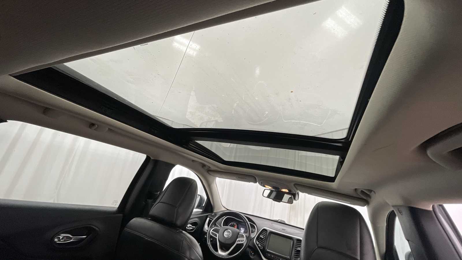 Thumbnail: 2018 Jeep Cherokee - 12