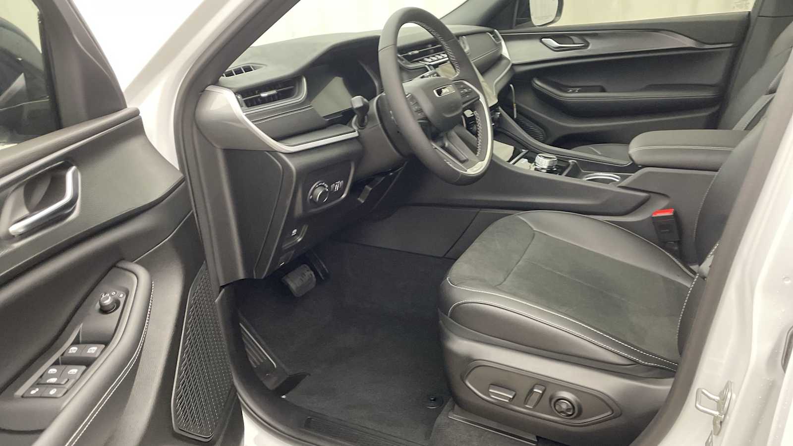 Thumbnail: 2025 Jeep Grand Cherokee - 2