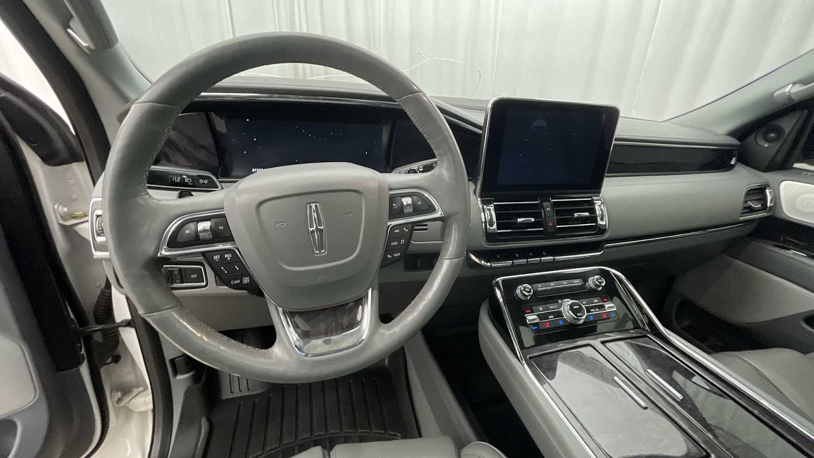 Thumbnail: 2018 Lincoln Navigator L - 3