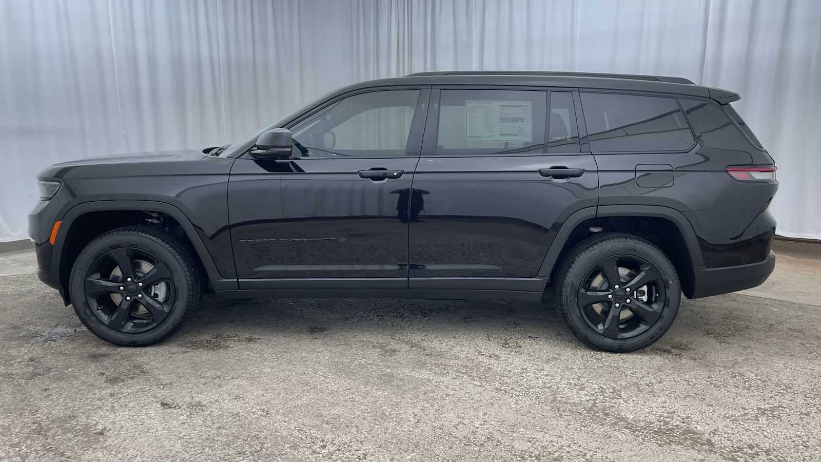 Thumbnail: 2025 Jeep Grand Cherokee - 35