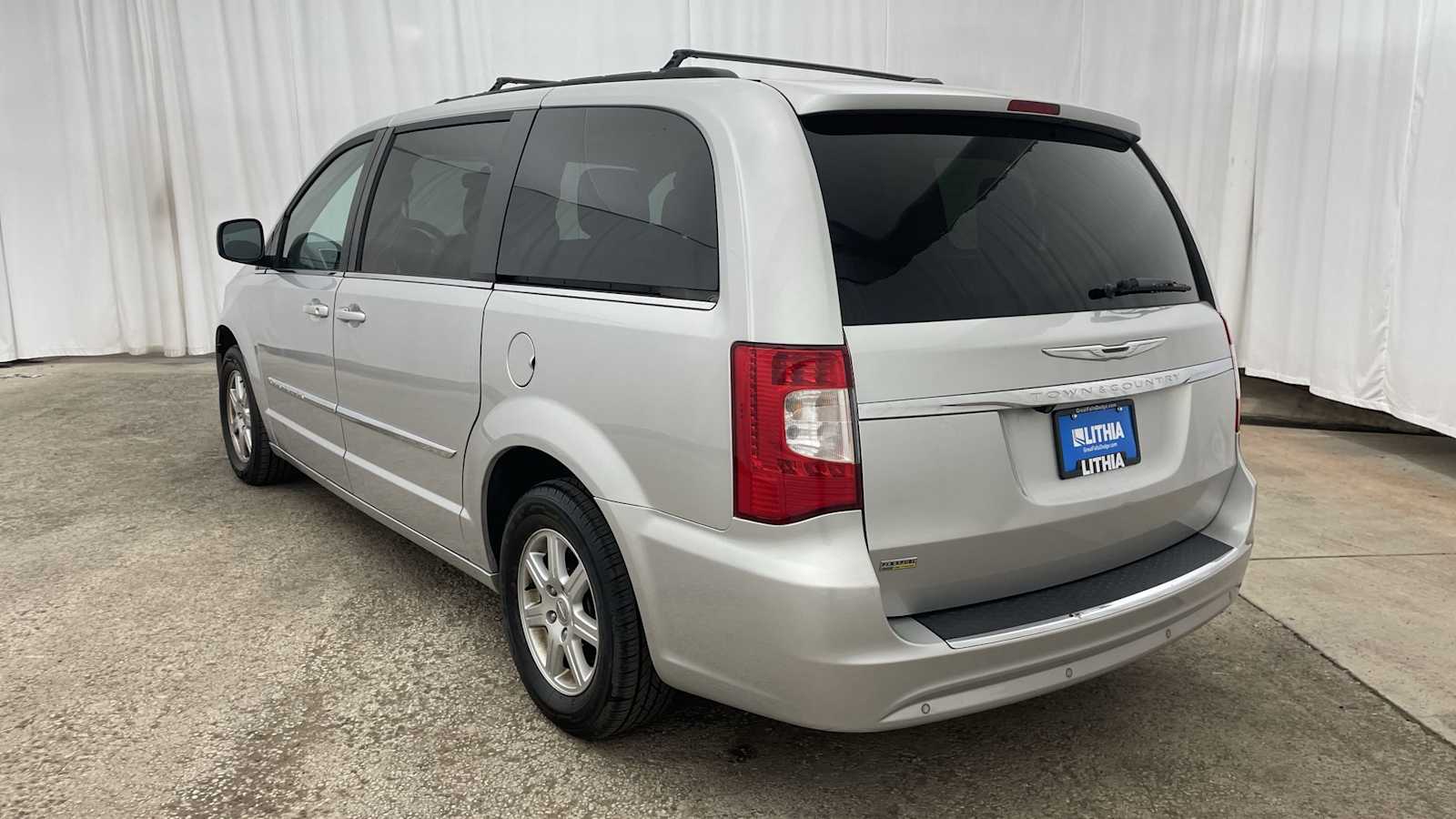 Thumbnail: 2011 Chrysler Town & Country - 28