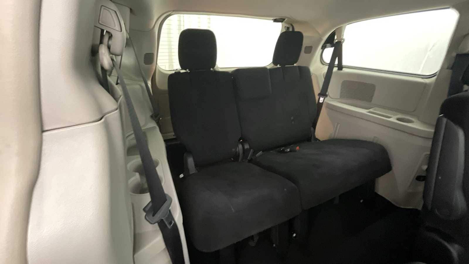 Thumbnail: 2011 Chrysler Town & Country - 10