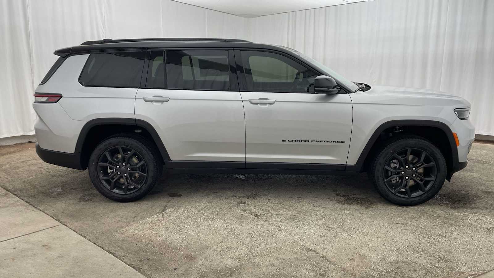 Thumbnail: 2025 Jeep Grand Cherokee - 38