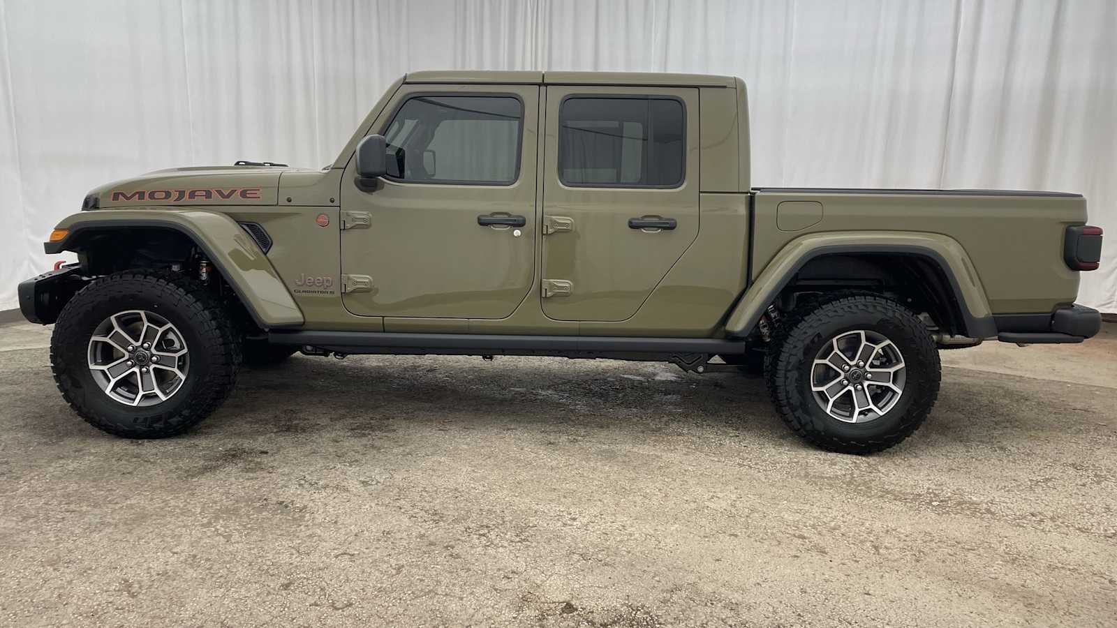 Thumbnail: 2025 Jeep Gladiator - 33