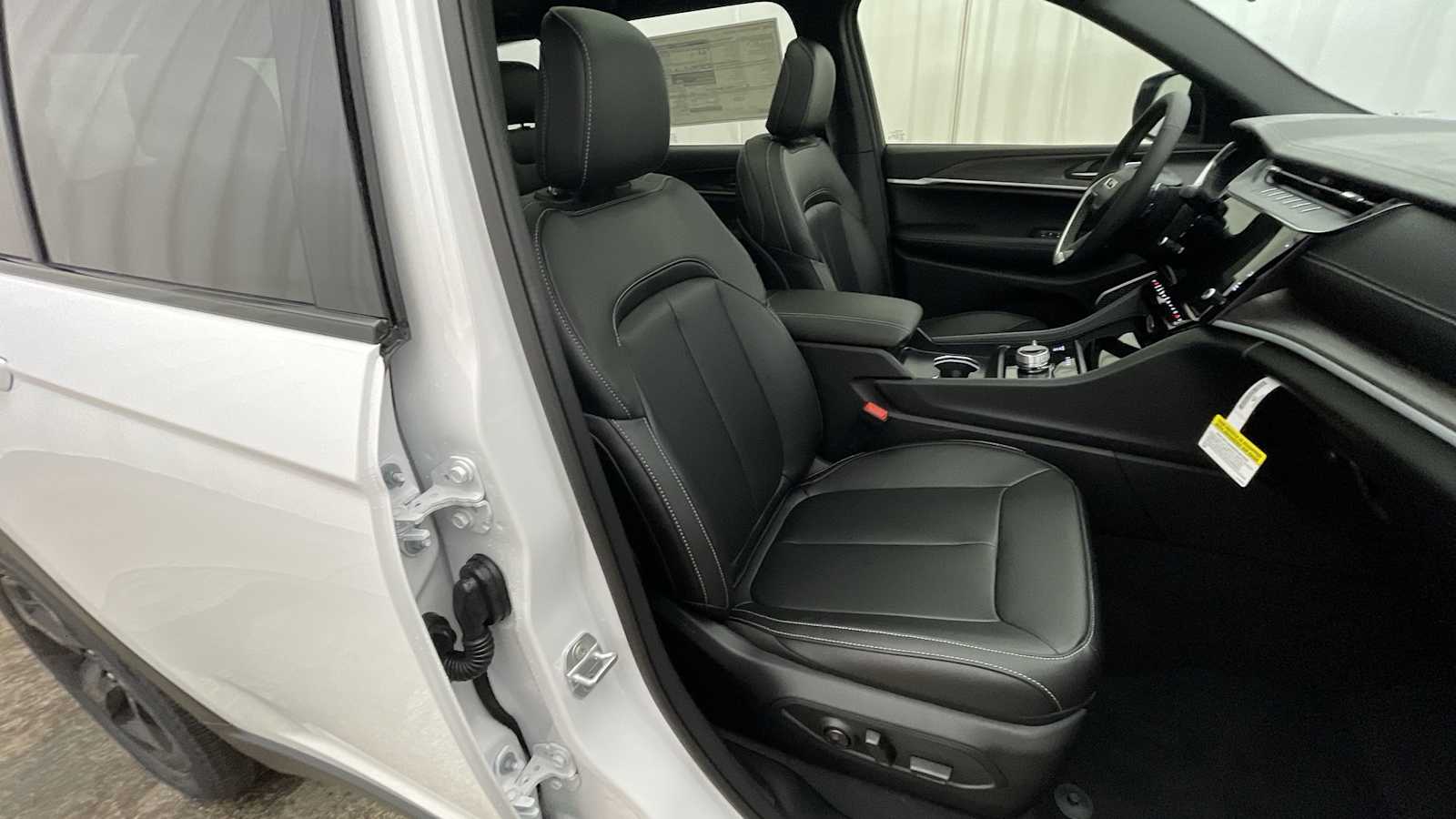 Thumbnail: 2026 Jeep Grand Cherokee - 13