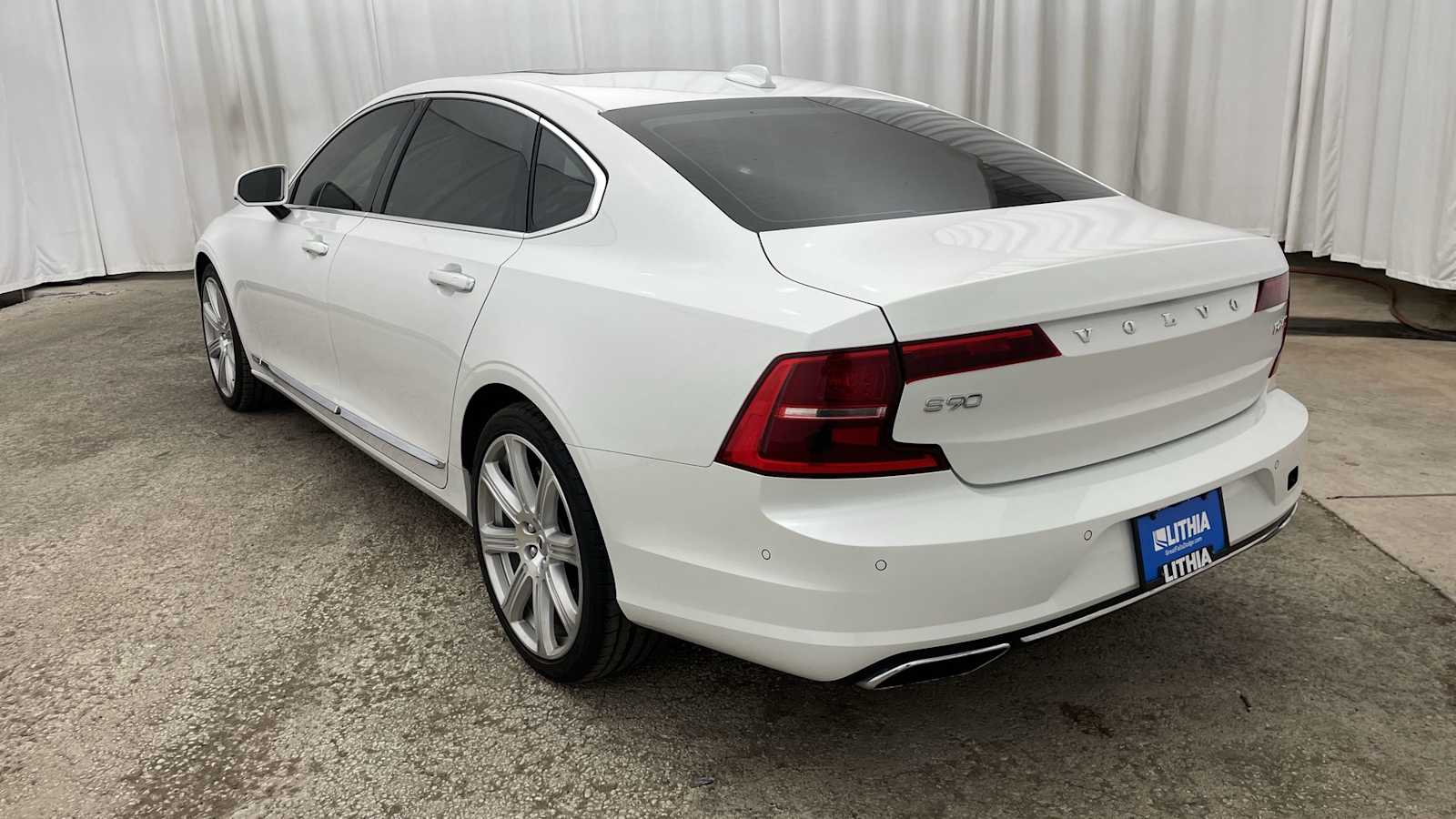 Thumbnail: 2018 Volvo S90 - 32