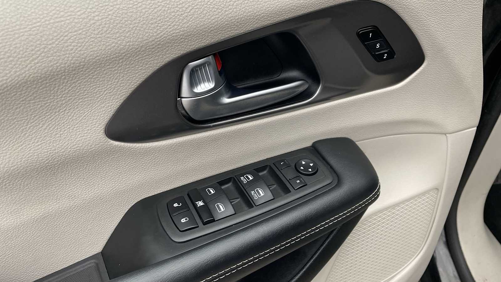 Thumbnail: 2023 Chrysler Pacifica - 6