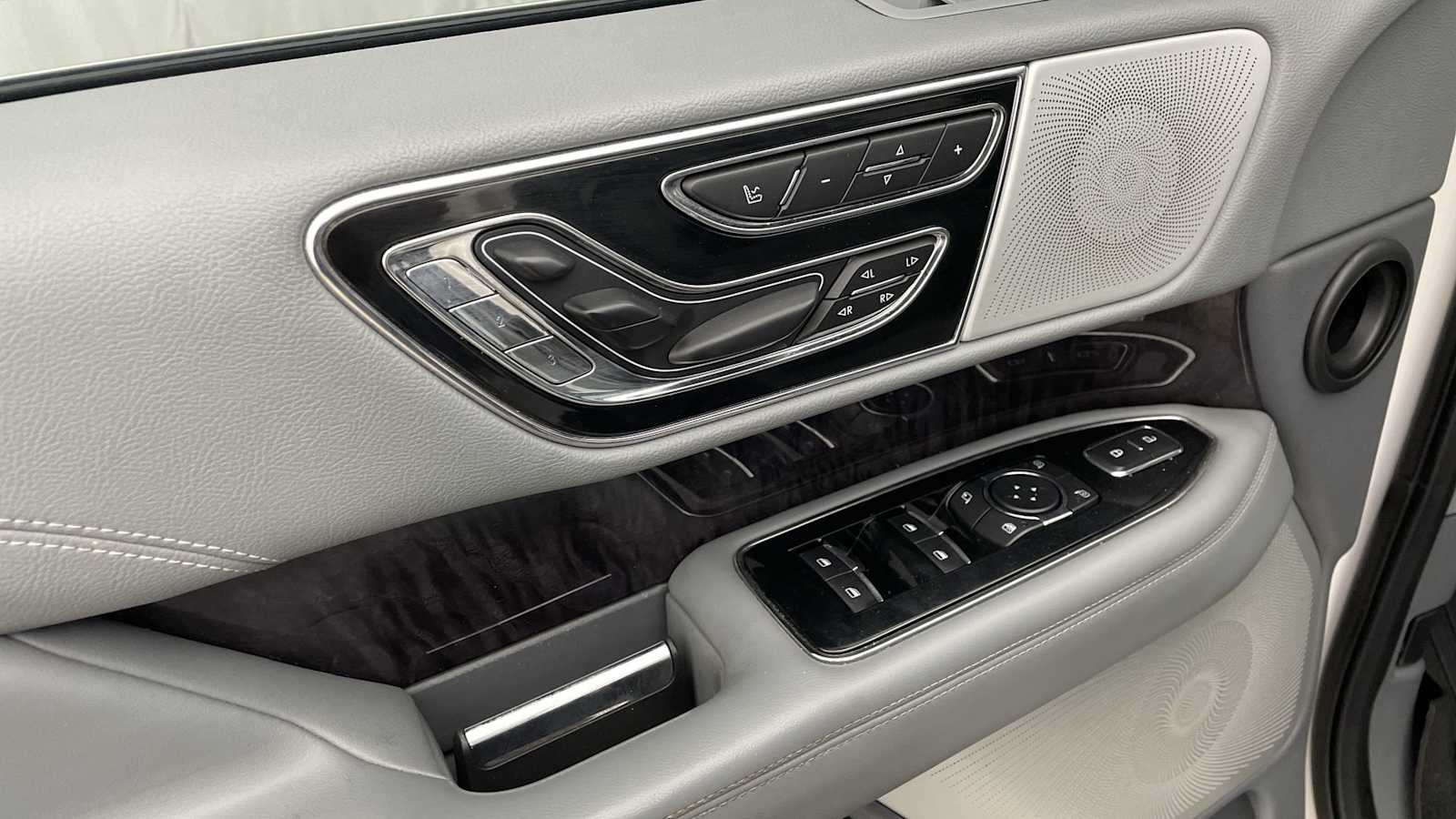 Thumbnail: 2018 Lincoln Navigator L - 7