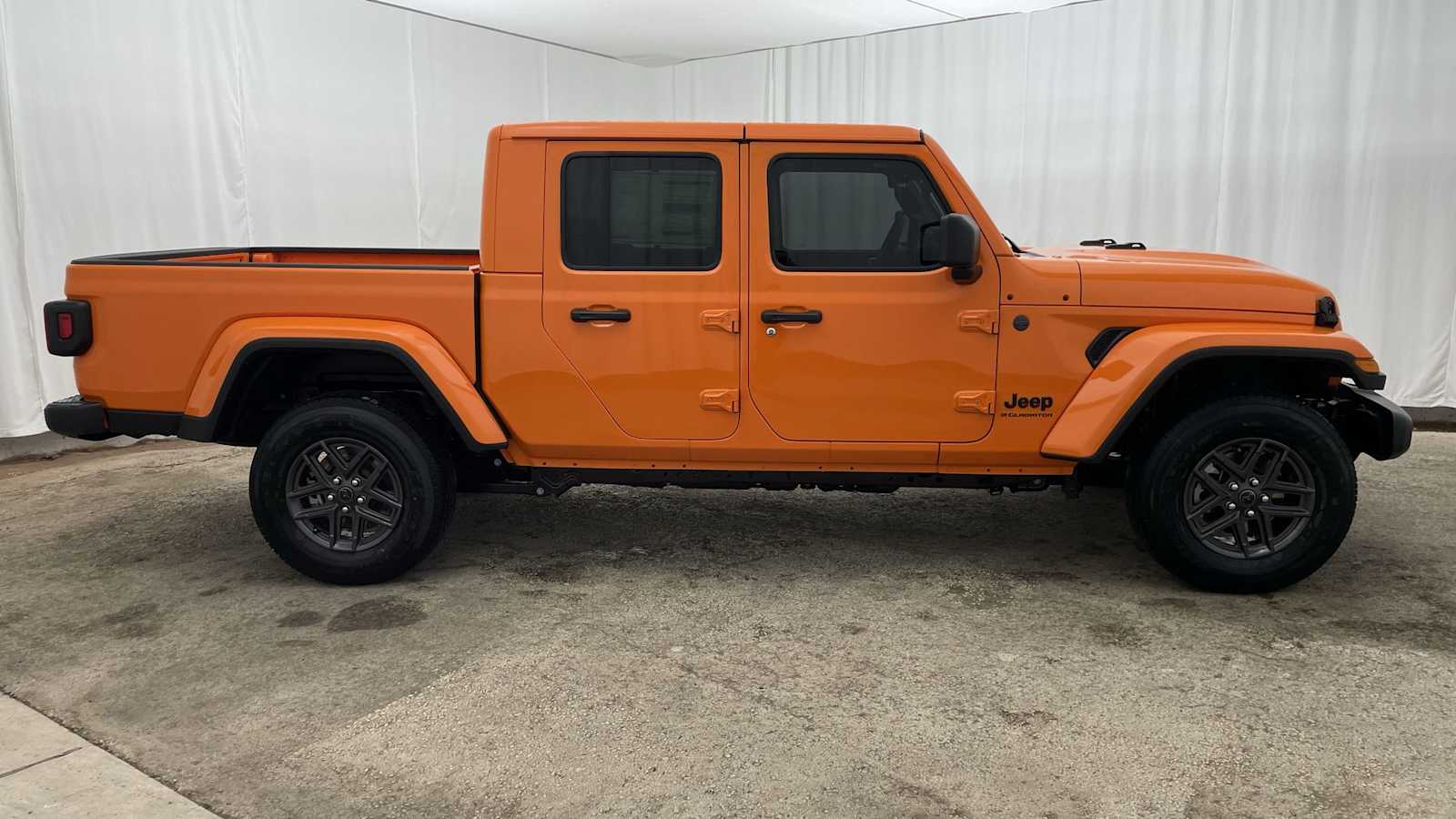 Thumbnail: 2025 Jeep Gladiator - 36