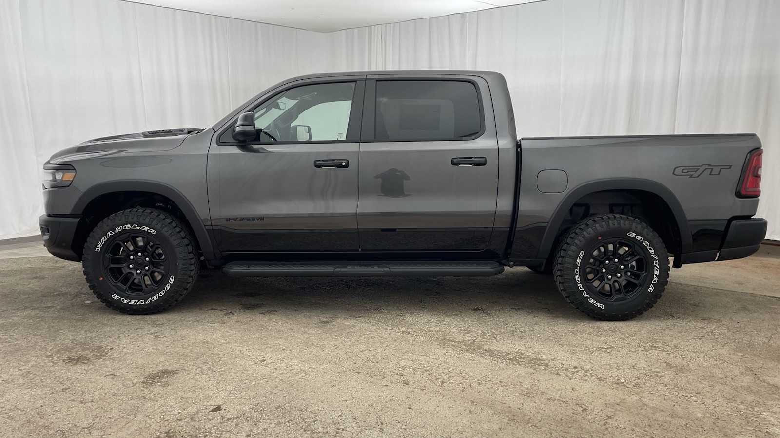 Thumbnail: 2025 RAM 1500 - 32