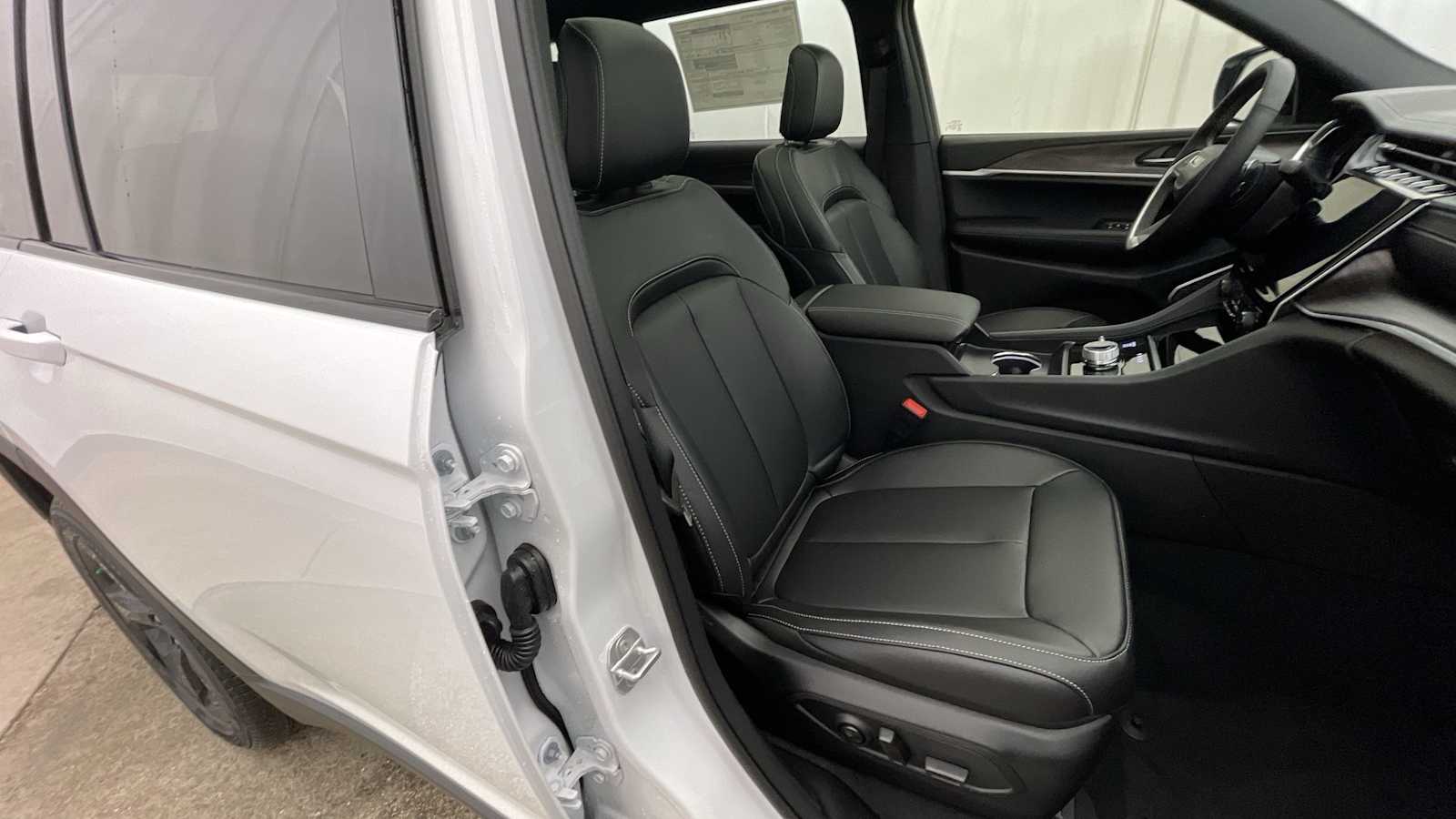 Thumbnail: 2025 Jeep Grand Cherokee - 14