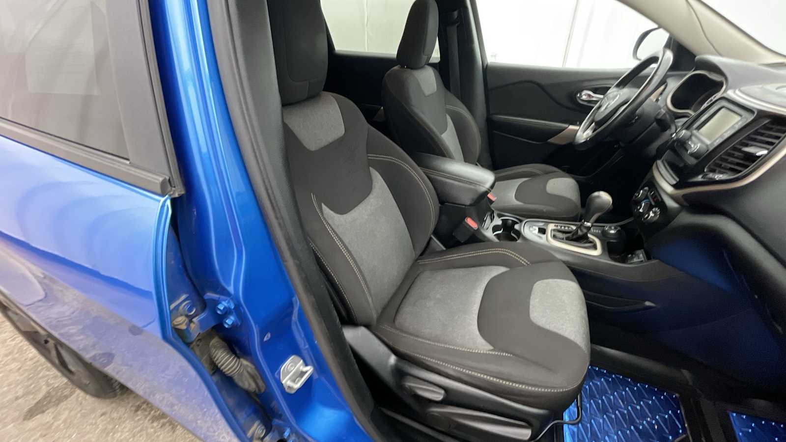 Thumbnail: 2018 Jeep Cherokee - 10