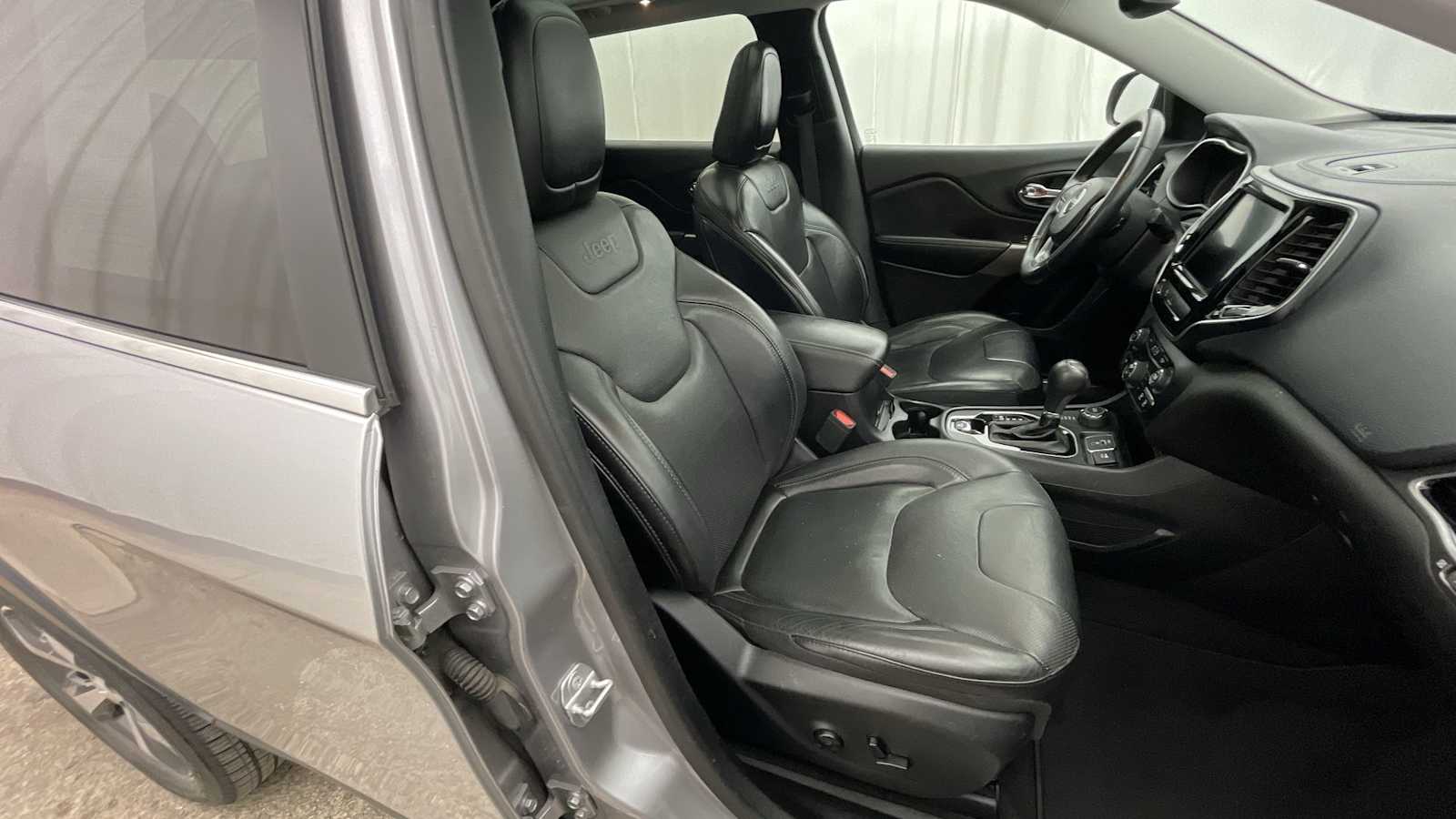Thumbnail: 2019 Jeep Cherokee - 13