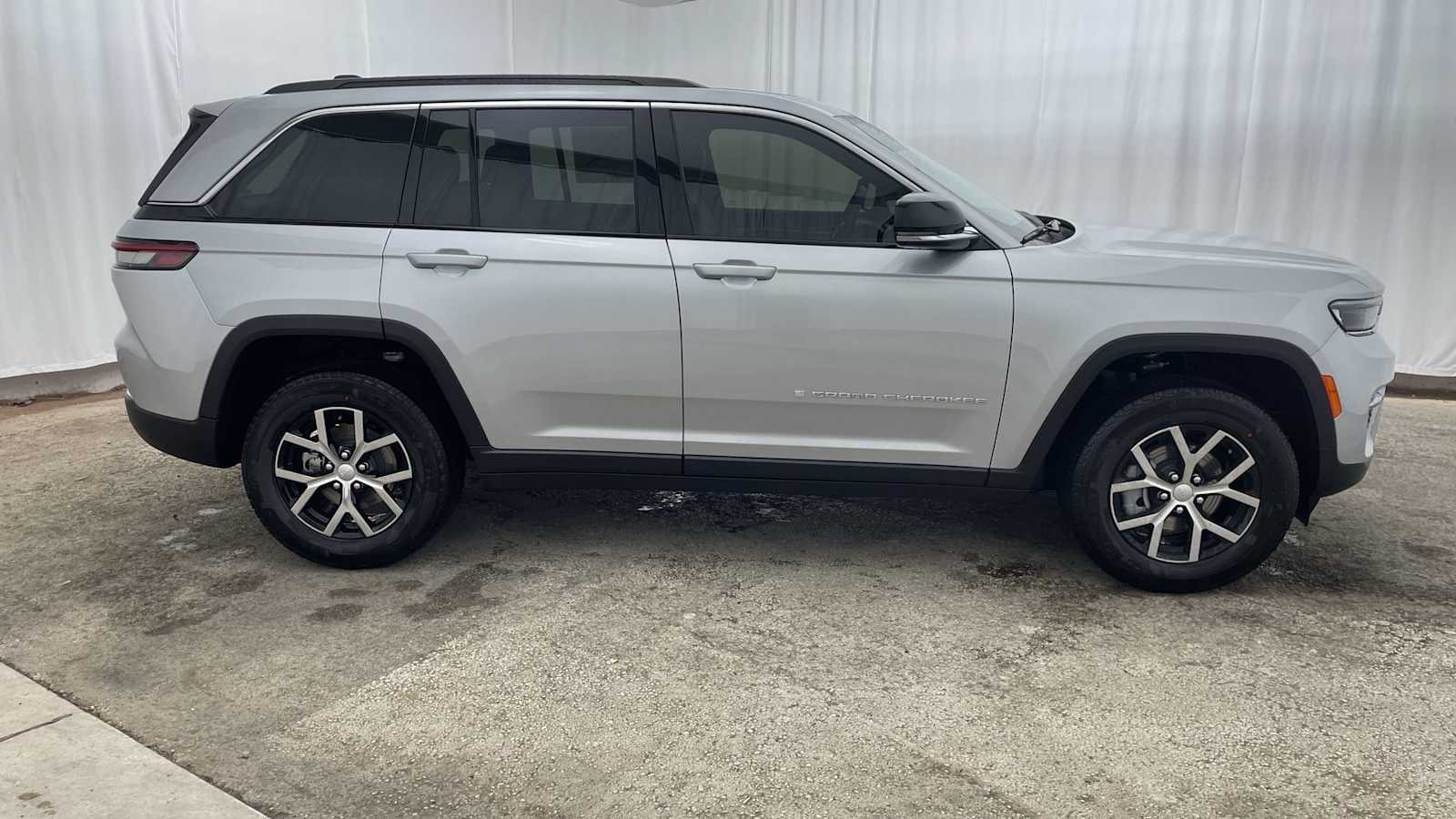 Thumbnail: 2025 Jeep Grand Cherokee - 38