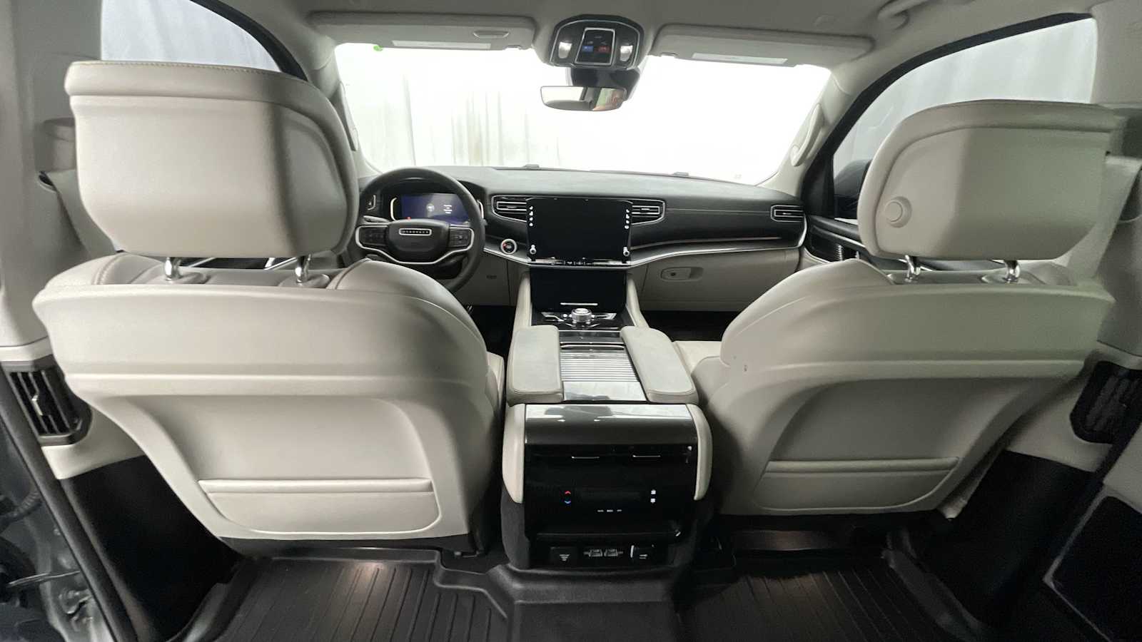 Thumbnail: 2022 Jeep Wagoneer - 8