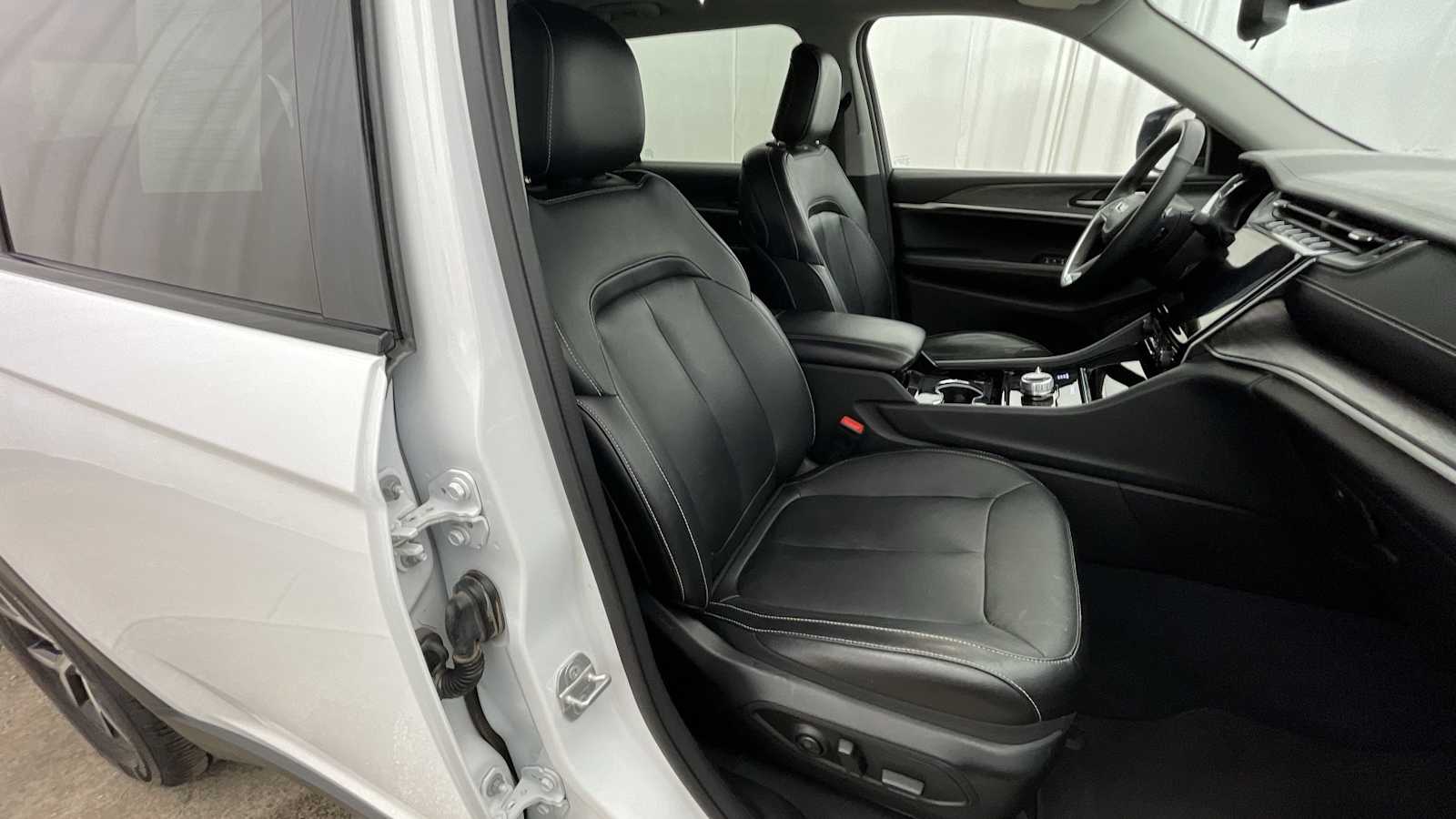 Thumbnail: 2023 Jeep Grand Cherokee - 12